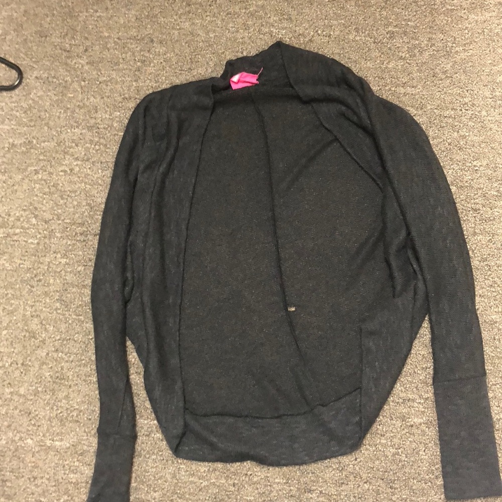 Cute black cropped cardigan!